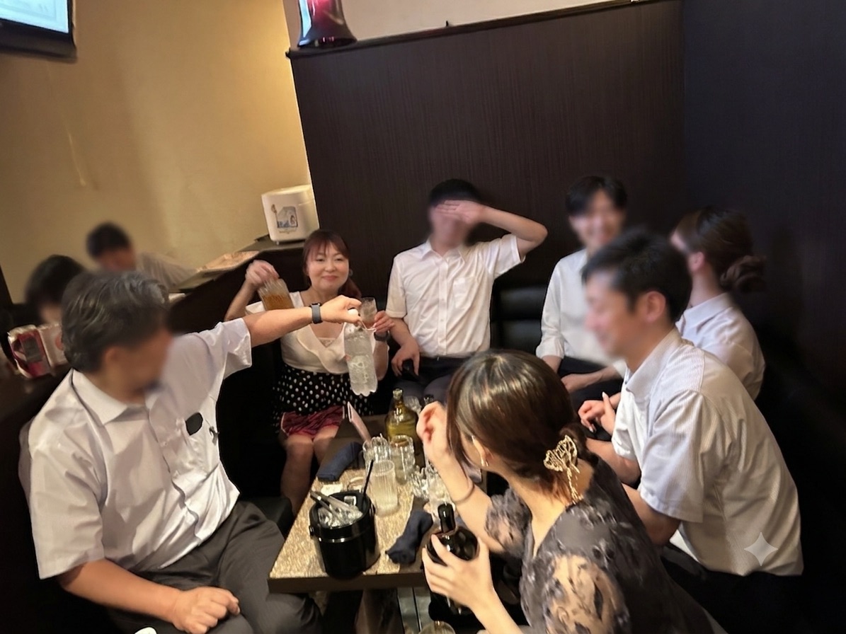 Lounge Libertyの店内。テーブルを囲んだグループのお客様が乾杯しながら和やかに談笑する様子。接待や会食のあとの利用に。